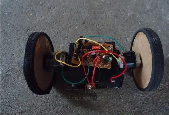 圆周运动机器人——遥控大轮车 第4步