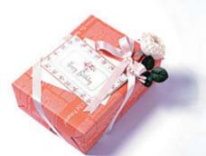 圣诞之后便是元旦,礼品准备好了,礼品包装方法呢,什么样的礼品包装才能独显你礼品的特色呢?这里为你的礼品准备了具有相当魅力和特色的礼品包装方法,可供参考哦!
  特色礼品包装方法的诱惑—基本的双斜线形丝带礼品包装方法
  这是一种很有魅力的丝带礼品包装方法，可以表现送礼人的品位。