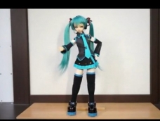 这是一位技术宅的作品，著名的日本虚拟流行偶像 Hatsune Miku。这个人形机器人高60cm,对于一个普通的机械爱好者来说，这算是巨人了。而 Miku 的手臂和身体则是使用了 Volks 制造的 SD 娃娃。为了包裹住电机，所有组件都需要通过手工加工。机芯同样采用了 Kondo 的 伺服马达，而整个开发过程历时10年之久（Miku 是03年发售的，估计是这位技术宅看到萌妹纸就把原来的机器人改成萌妹纸了 ）。