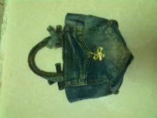 把废旧的牛仔裤翻出来，根据自己喜欢的形状，自己动手设计一款属于你的包包！