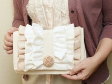 随着韩剧的热播，韩版的时尚搭配已成为流行时尚元素；韩版包包以甜美复古的清新风著称，今天我们就来学习制作一款精美复古韩版手拿包吧。