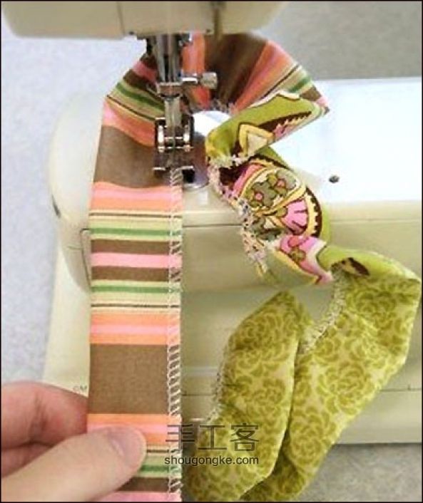 可爱布艺花朵胸针教程 第4步