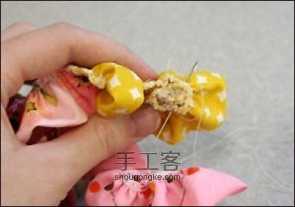 可爱布艺花朵胸针教程 第8步