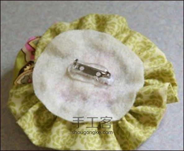 可爱布艺花朵胸针教程 第11步