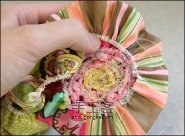 可爱布艺花朵胸针教程 第9步