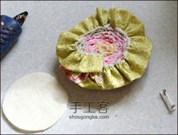 可爱布艺花朵胸针教程 第10步