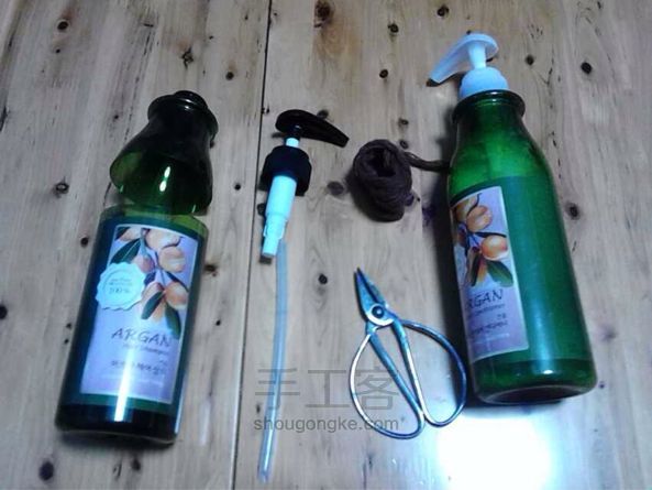 废弃乳液瓶做花盆 第1步