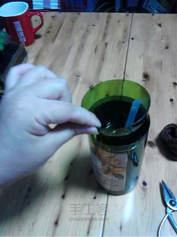 废弃乳液瓶做花盆 第2步
