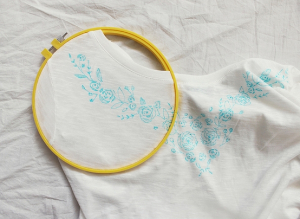 刺绣花朵图案改造旧T恤DIY教程 第5步