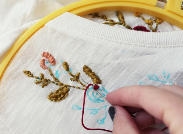 刺绣花朵图案改造旧T恤DIY教程 第7步