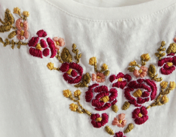 刺绣花朵图案改造旧T恤DIY教程 第10步
