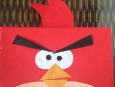 找一盒子用大红卡纸一张包好，剪出小鸟。
