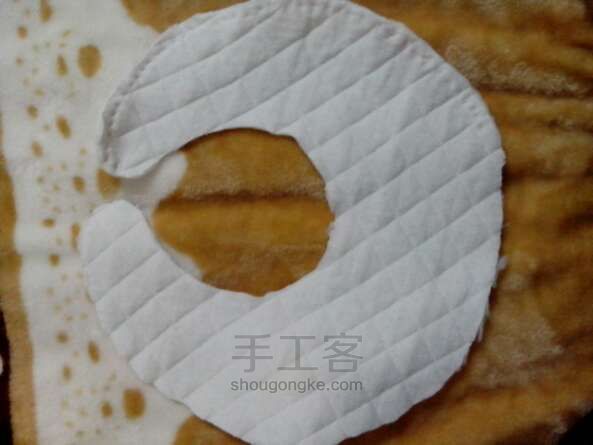 自制宝宝口水巾，穿小的保暖衣再利用 第1步