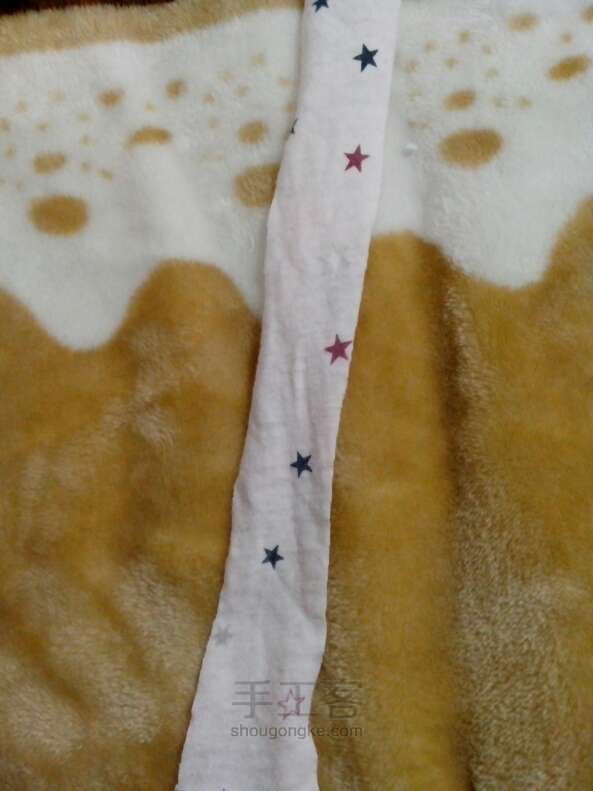 自制宝宝口水巾，穿小的保暖衣再利用 第2步