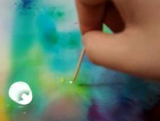 一个手工，挺好玩的，家里有小孩的可按照以下步骤操作。
