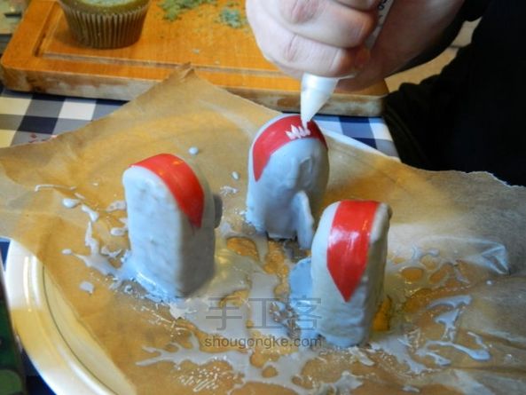 鲨鱼与救生圈造型纸托蛋糕 第6步