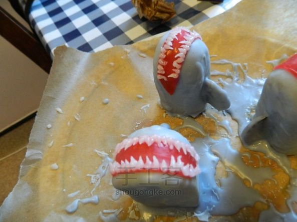 鲨鱼与救生圈造型纸托蛋糕 第7步