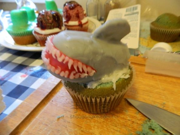 鲨鱼与救生圈造型纸托蛋糕 第9步