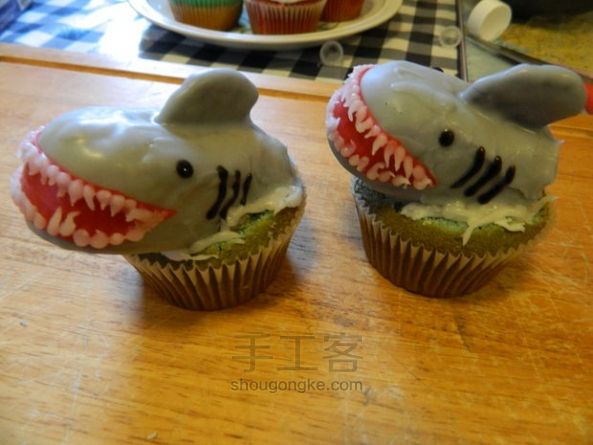 鲨鱼与救生圈造型纸托蛋糕 第10步