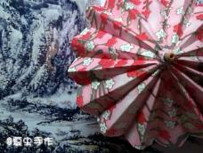     许仙与白娘子的邂逅从一把油纸伞开始。