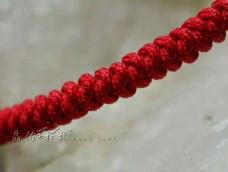 简单的红绳编织法。