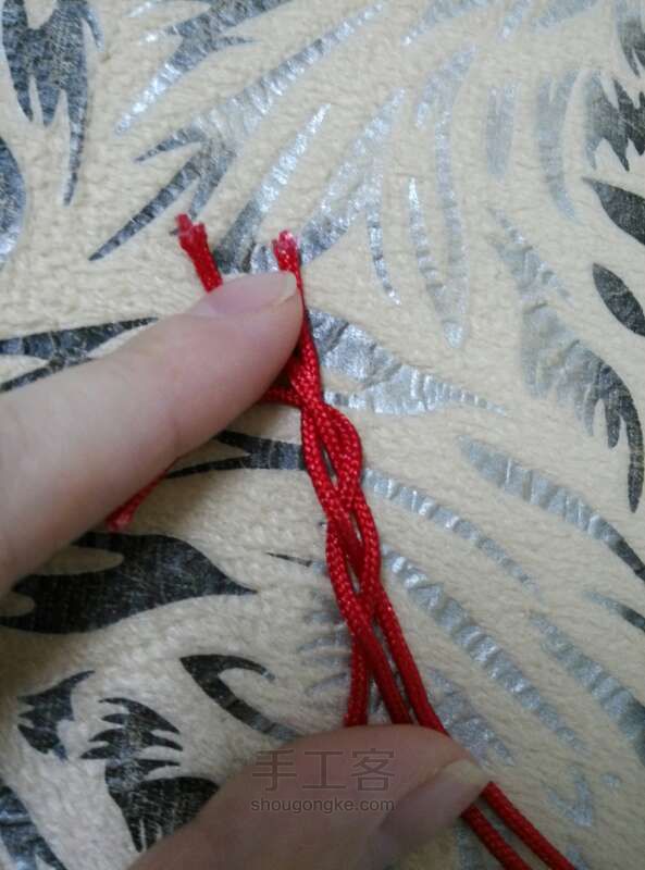 毛线如何美美的参与到手绳中。 第2步
