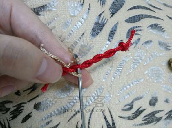 毛线如何美美的参与到手绳中。 第3步