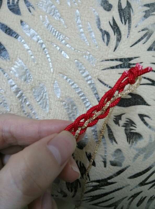 毛线如何美美的参与到手绳中。 第6步