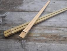 小时候在村里，基本上每家的筷子都是自己做的，身边的材料。简单的制作，自给自足的生活。