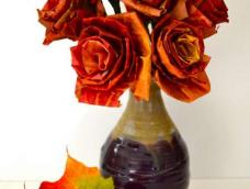 枫叶玫瑰是用枫叶做成玫瑰的模样，故而成为枫叶玫瑰。枫叶玫瑰做法简单，是很好的装饰品，放置在花瓶中摆放在客桌上。（没有时间亲自来做，所以图是截的网上的）