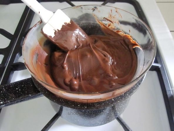 巧克力盘子盛放的巧克力草莓~ 第1步