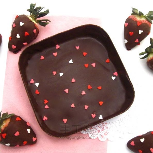 巧克力盘子盛放的巧克力草莓~ 第7步