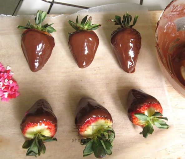 巧克力盘子盛放的巧克力草莓~ 第4步