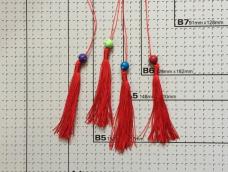很多吊饰上会要用到穗，现在教大家一种漂亮简单的吊穗的做法。