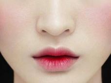 近年大热的咬唇妆，因为有着似有若无的唇妆效果，备受各路女性的追捧。