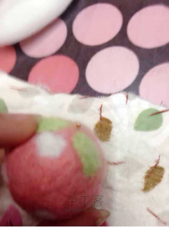 治愈系羊毛毡草莓味小球制作方法 第21步