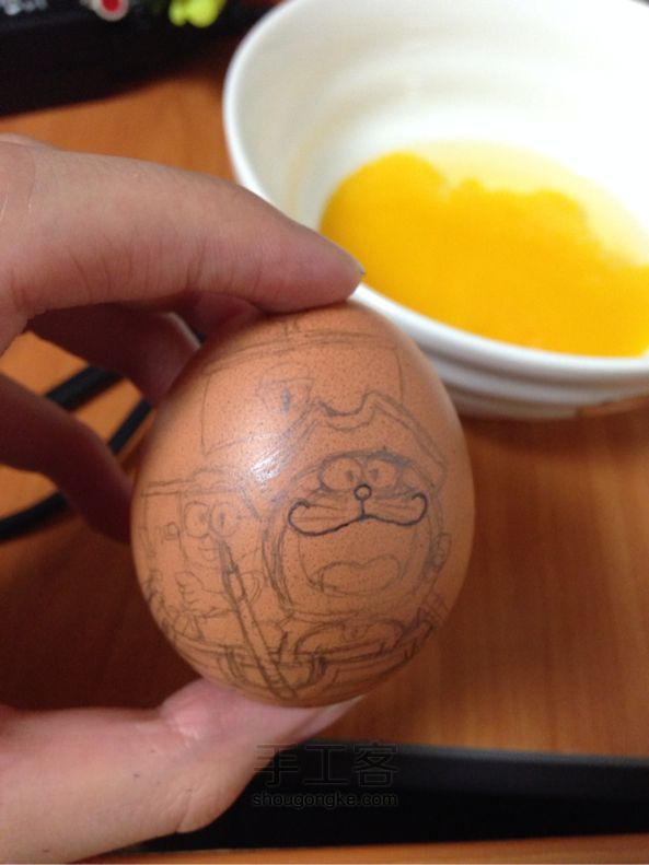 鸡蛋作画涂鸦 第4步