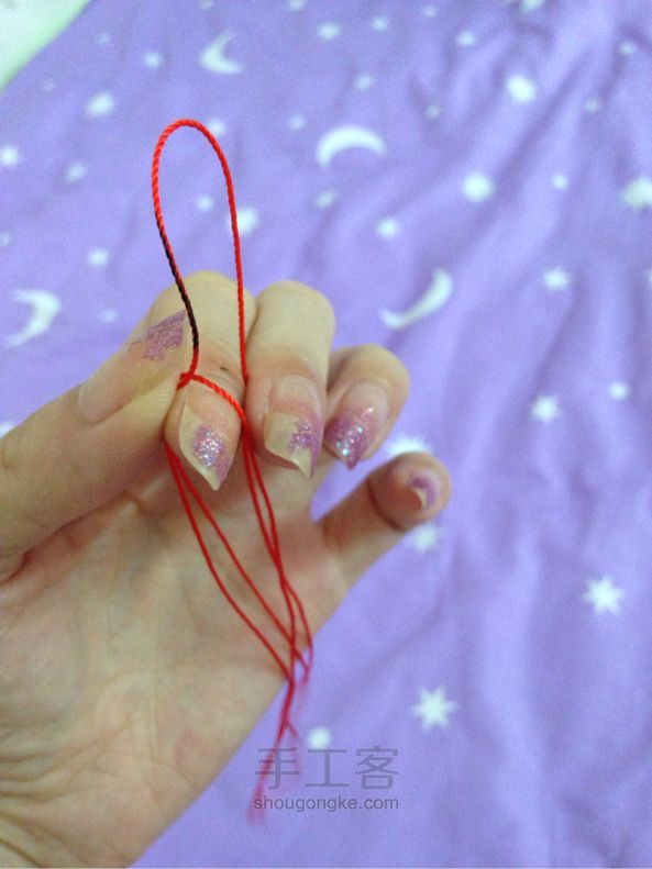 简单的红绳编织戒指教程 第3步
