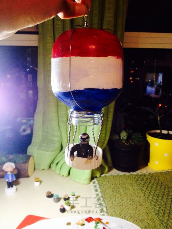 酸梅汤玻璃瓶变身世界杯主题热气球 第4步