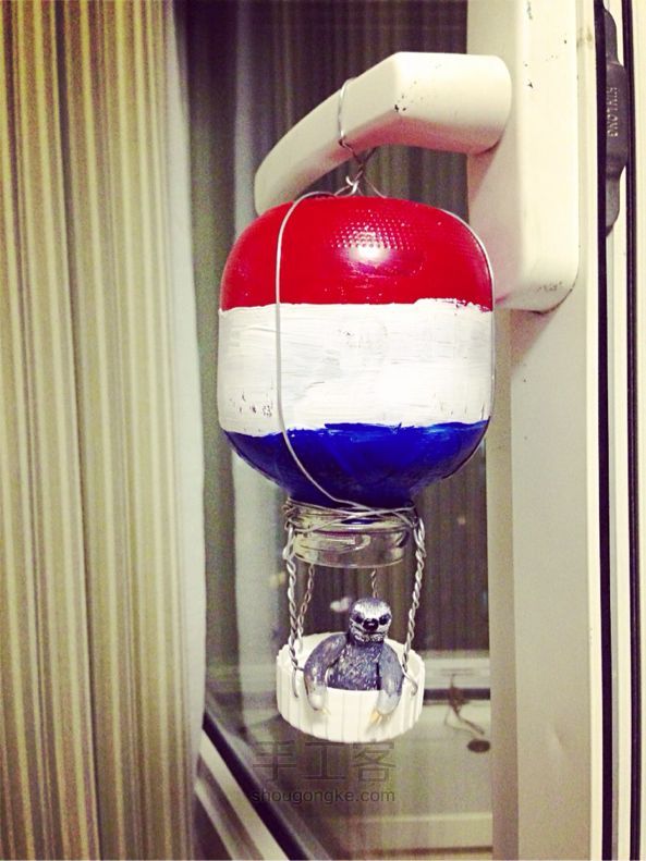 酸梅汤玻璃瓶变身世界杯主题热气球 第6步
