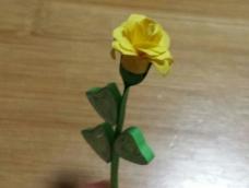 之前的教程是纸艺小花筐，这次是纸艺花朵，可以把花插在花筐中。这里详细演示的是玫瑰花。用的还是普通A4纸。