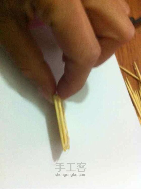 用牙签自己做出一套迷你桌子和椅子手工制作 第6步
