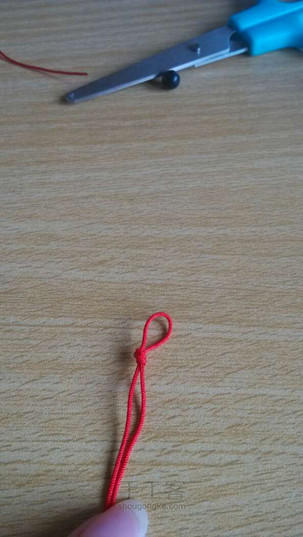 来一发～简单的红绳脚链～十几分钟就可以编好啦！～ 第3步