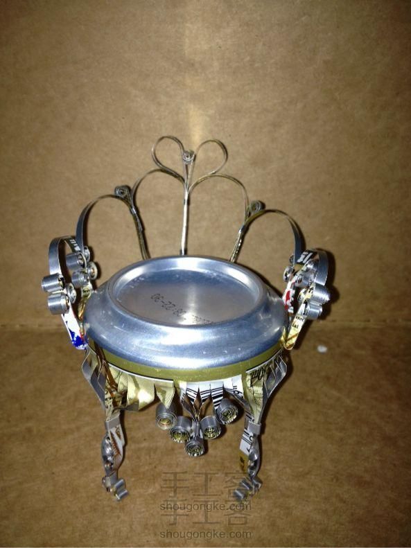 易拉罐巧手变“宝座” 旧物改造手工制作