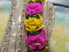 彩色皮筋编织的花型手链