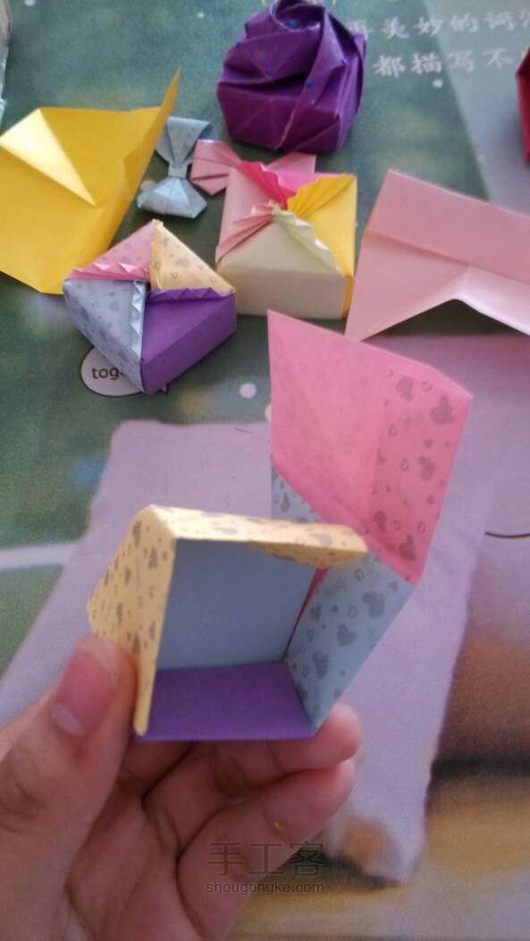 四色礼盒，高端大气上档次～  折纸教程 第12步