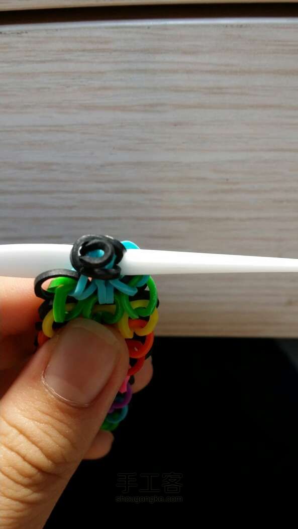 橡皮筋编织结尾小妙招 第3步