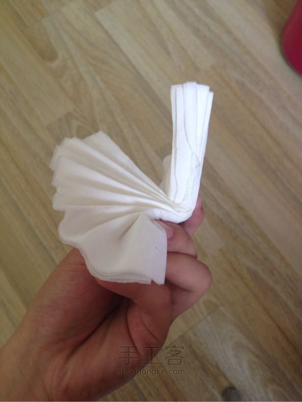 纸巾的革命创意手工 第3步