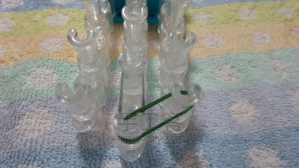彩色皮筋编织的手链 彩虹织机 第2步