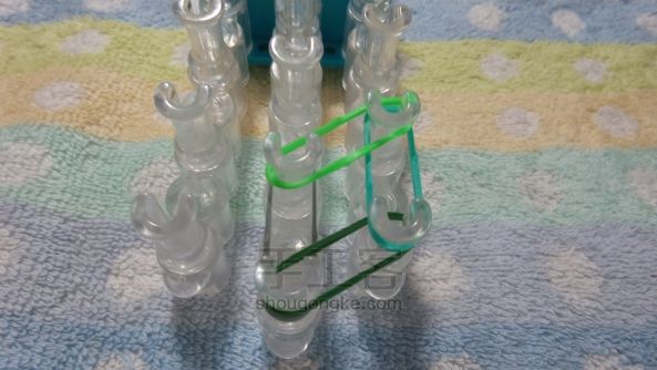 彩色皮筋编织的手链 彩虹织机 第4步
